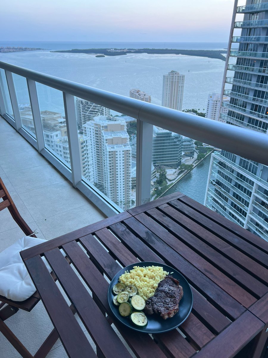 Lipppppppppy's tweet image. Eating red meat and staring at the ocean. Recharging.
