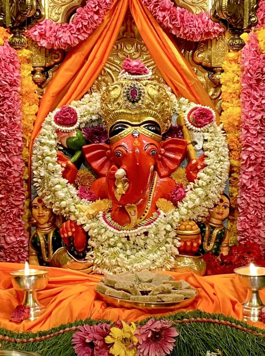 Slokas which a Hindu should know 

Important prarthana slokas which everyone should chant daily &amp; to be taught to our kids. 

1. Morning

When you wake up, look at your hands &amp; chant

कराग्रे वसते लक्ष्मीः करमध्ये सरस्वती 
करमूले तु गोविन्दः प्रभाते करदर्शनम्
