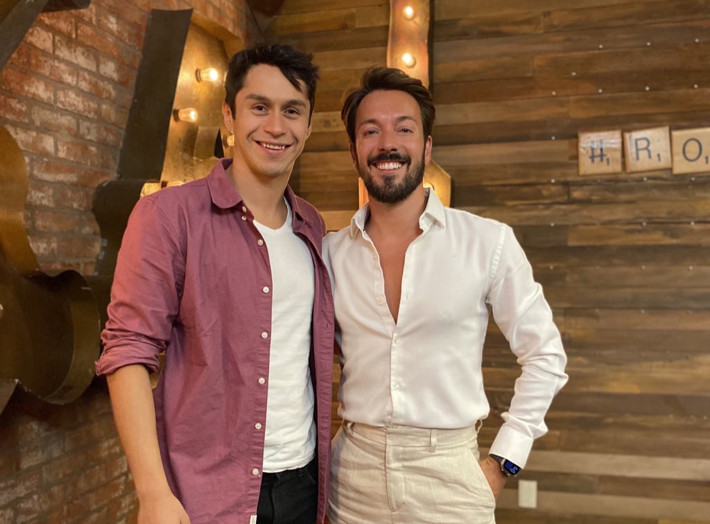 ¡Familia 😎! Ya llegó <a href="/RodolfoZarco_/">Rodolfo Zarco</a> a la entrevista en #RogerEnExa con <a href="/rogergzz/">ROGER GONZALEZ</a> para hablarnos de @BandaPaTodos 🤠🥳🎉 En el 104.9 FM 📻

📲 exafm.com