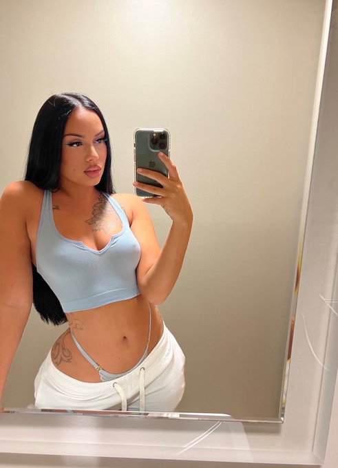 Retweet if I&rsquo;m your favorite 💙 https://t.co/uCiLAqSuvb