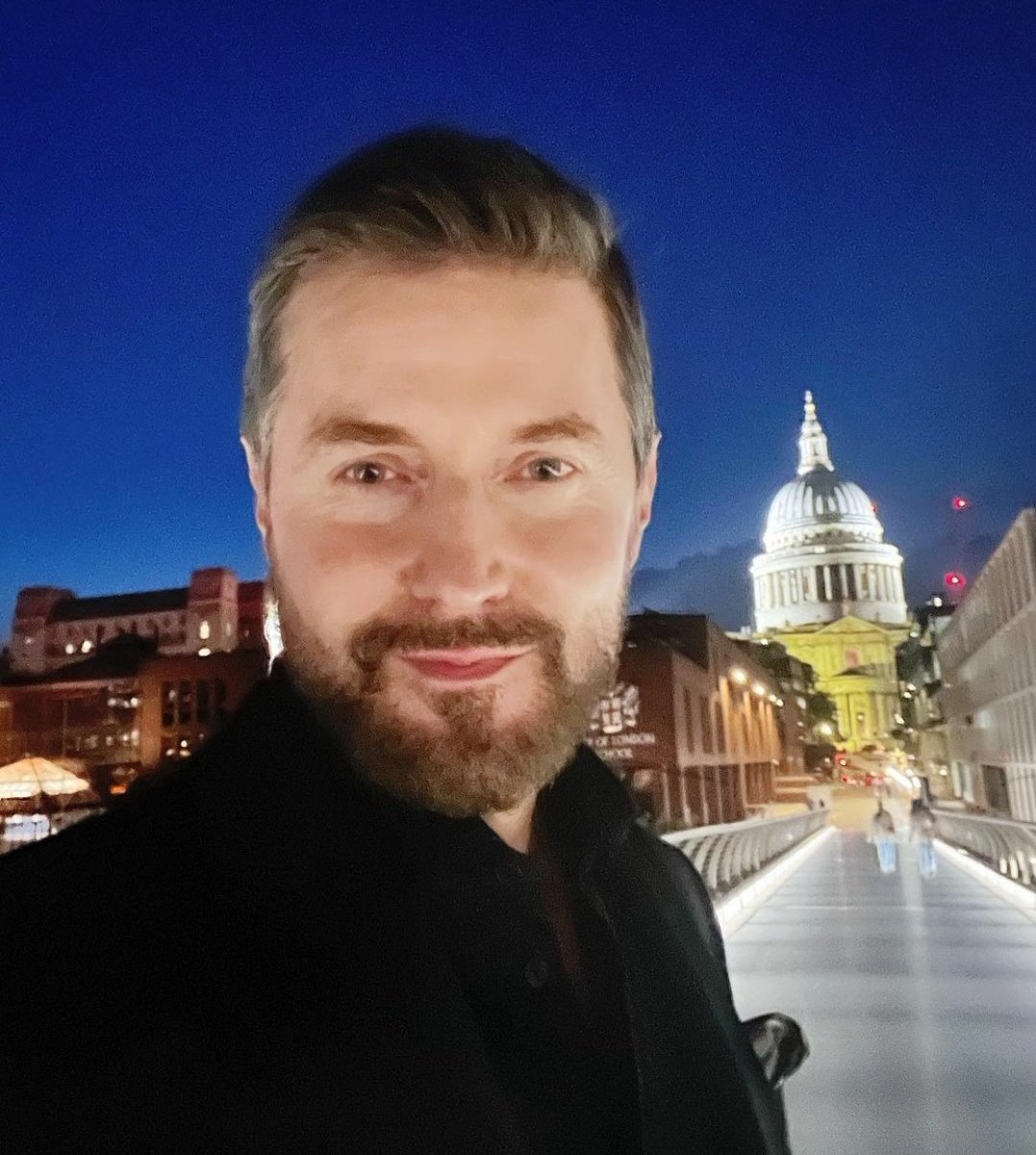 In London attending a gala to benefit the National Film and Television School (#NFTS), #RichardArmitage has gifted us with a photo from the event and a selfie he took on the way home. Looking sharp in that tux and the beard is coming in nicely. Swoon!