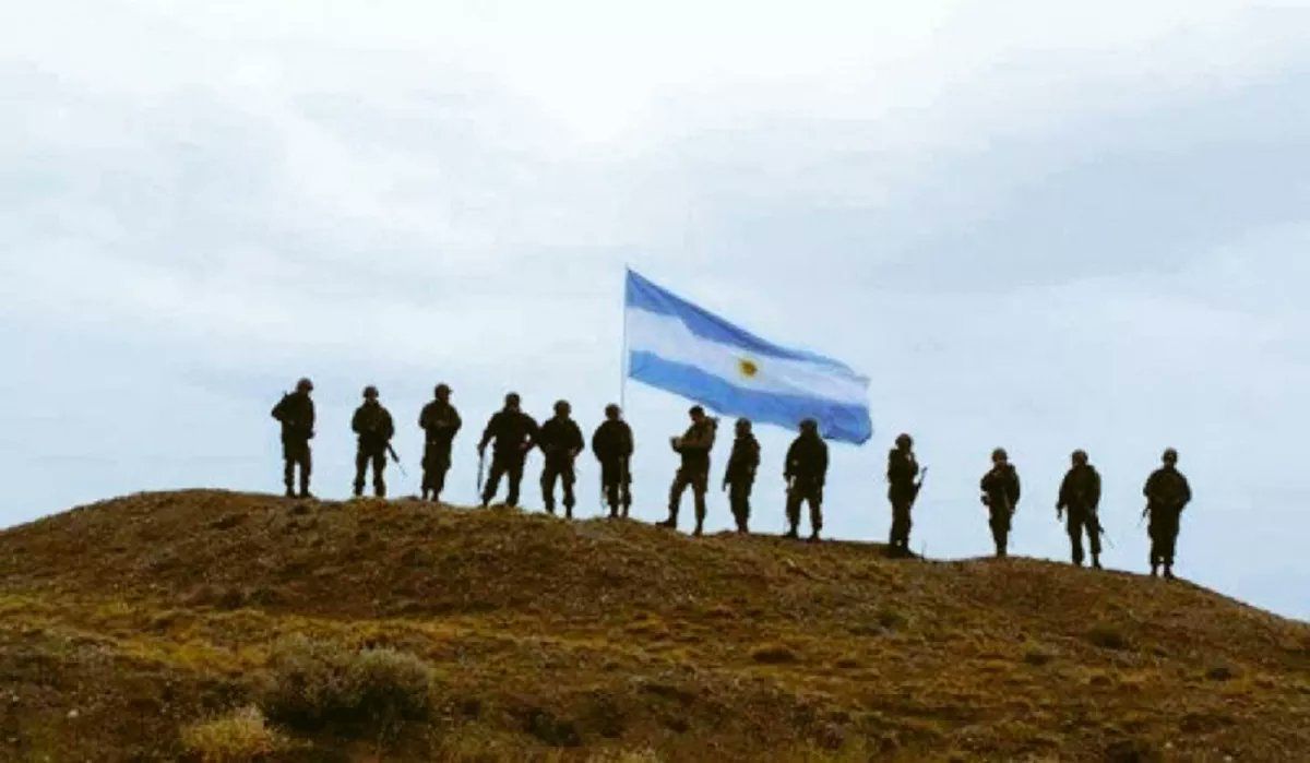 jovenescjoaquin's tweet photo. ¡Feliz día a la más linda! 🇦🇷

Es nuestro deber como argentinos defender la bandera todos los días desde el lugar que nos toque.
Que se nos infle el pecho de orgullo cada vez que la veamos flamear 🤍 https://t.co/Rr3fD5qj6F