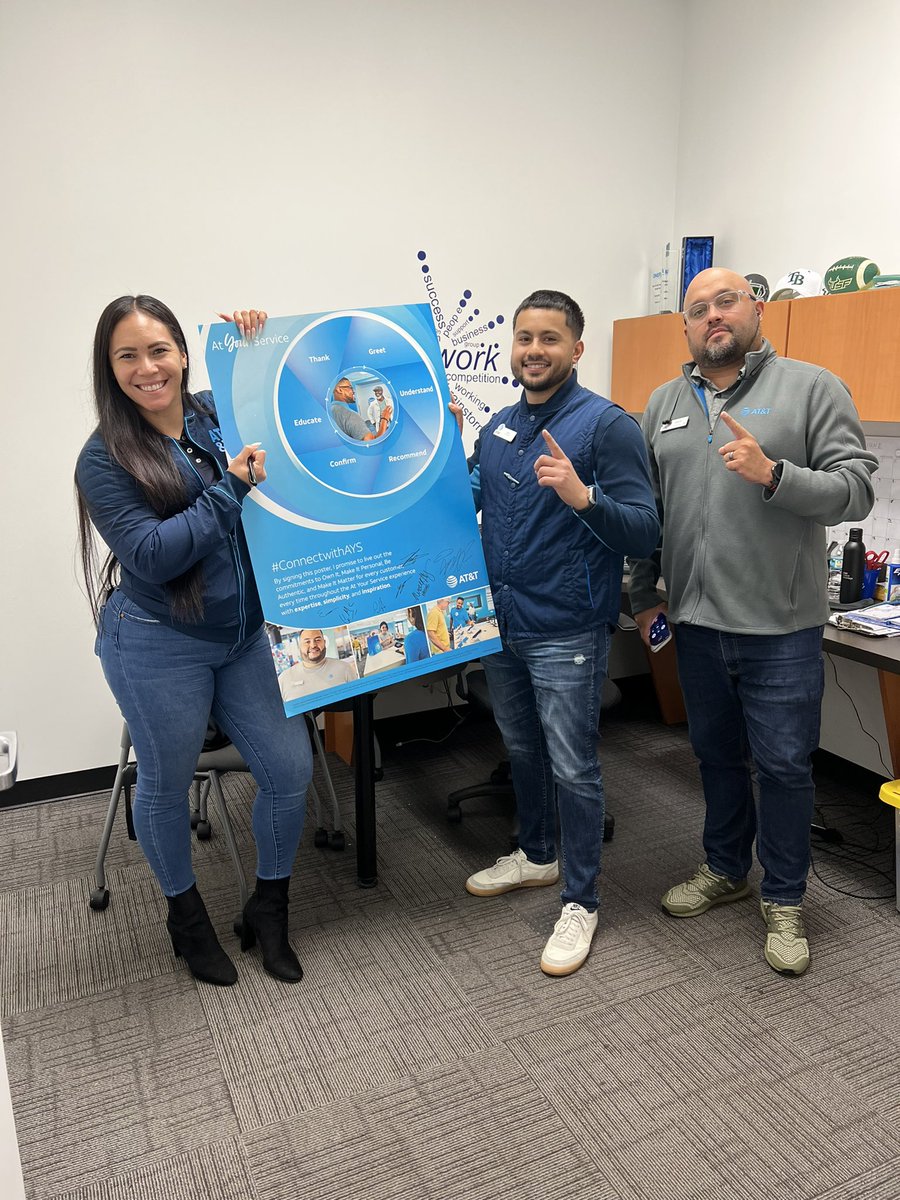 ParisLebron95's tweet photo. Here at the university location of Tampa we are excited to continue our journey by connecting our valued customers with the people and experiences that matter most to them!! @One_FLA @ATT @shawni777 @NicoleKHinojosa @EddieJ08 @jrluna11 
 #ATYOURSERVICE https://t.co/lC09c1d7HX