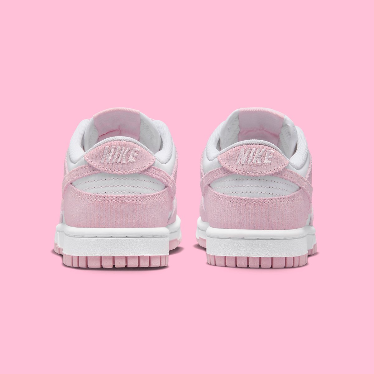 🌸 O Nike Dunk Low 'Pink Corduroy' vem aí.

🔔 Receba o aviso: bit.ly/3xqs476