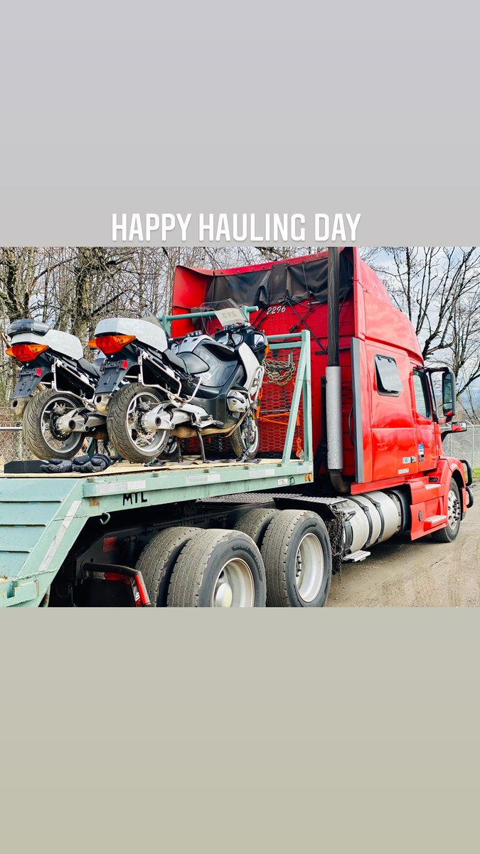 90sgirl_kim's tweet photo. I just wanna say my brother's a truck driver. ๐๐ (big rigs/18-wheelers) I think Jeremy would probably be a full time truck driver if he wasn't an actor. Am I right? ๐ @JeremyRenner
*All posts from JR's story highlights (2021) https://t.co/0wwPcDmFO4