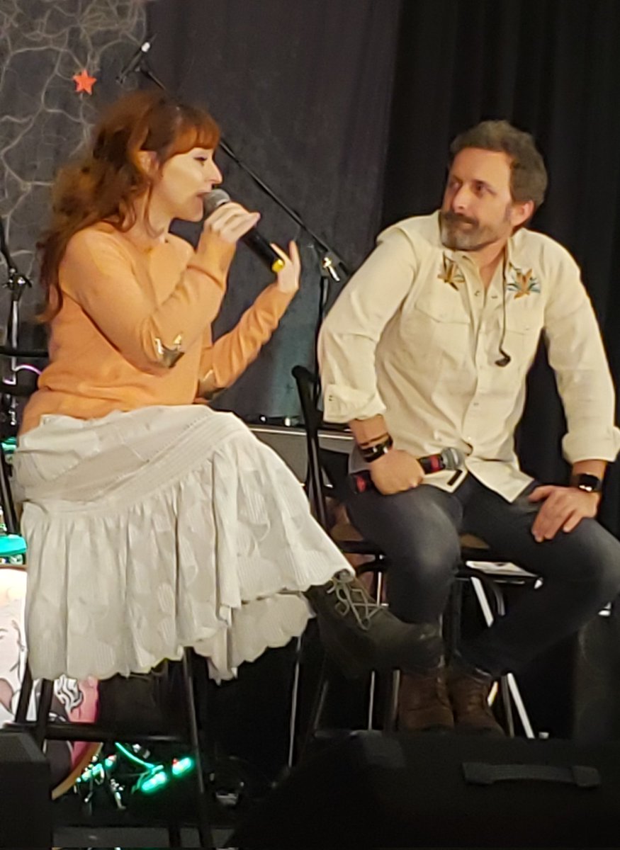 Find a guy who looks at you the way Rob does Ruth!!!❤ #SPNCHI @RuthieConnell @RobBenedict