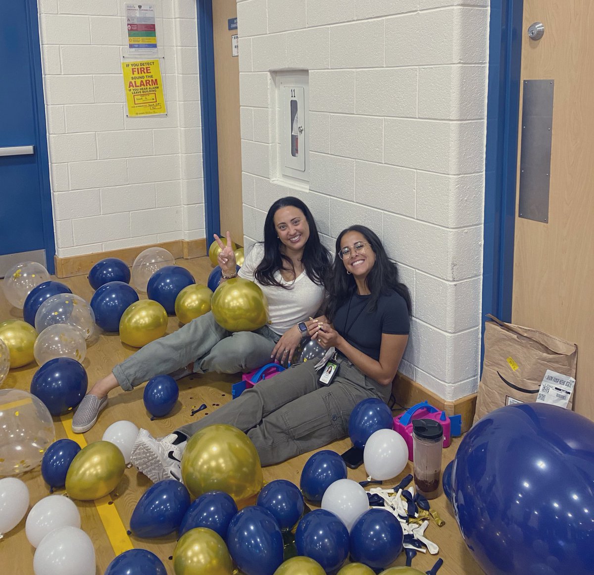 MmeFilice's tweet photo. Let’s do this… balloon decor here we come! #gr8graduation #decorcrew @GAngelsMilton @MlleHabashy @HCDSB https://t.co/0qF6caoOzG