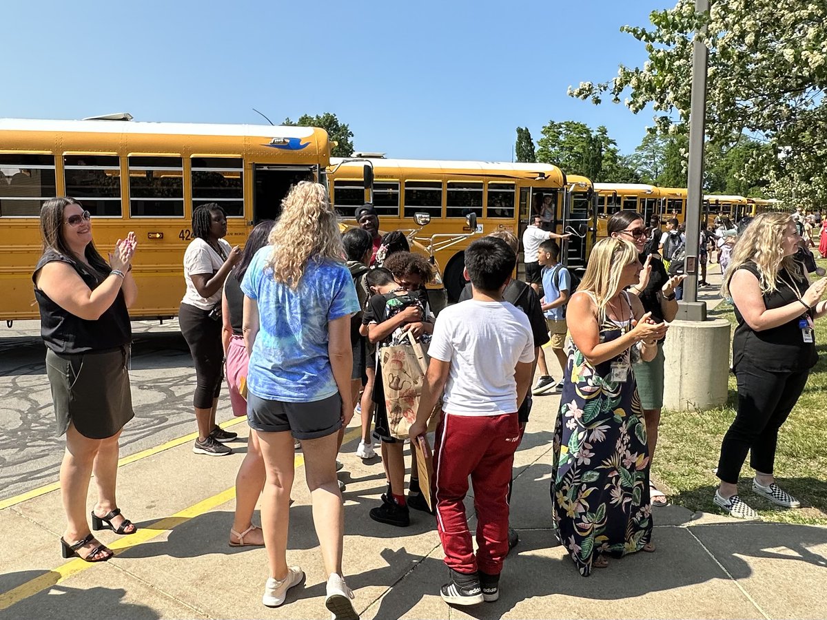 Lots of smiles, hugs and even some tears as we put our 5th graders on the bus home from Longridge for the last time! 💙💙 #DolphinPride @lampman_kelly @gwat111 @andreamckenna79 @JessicaLegere02 @DeeHoch1 @GCSDcommschools @GCSDsuper