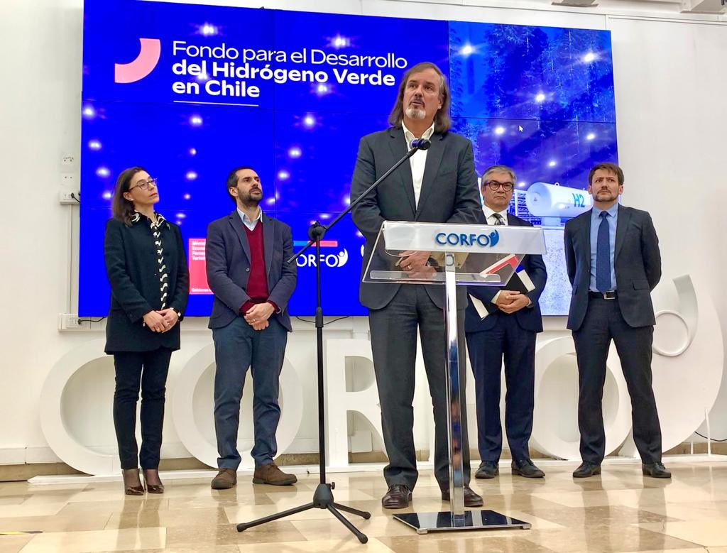 El cambio climático exige al mundo energías cada vez más limpias, como el #HidrógenoVerde y 🇨🇱tiene la oportunidad de ser líder en su producción. Pero ¿cómo aseguramos el desarrollo de esta industria? Aquí les cuento 🧵