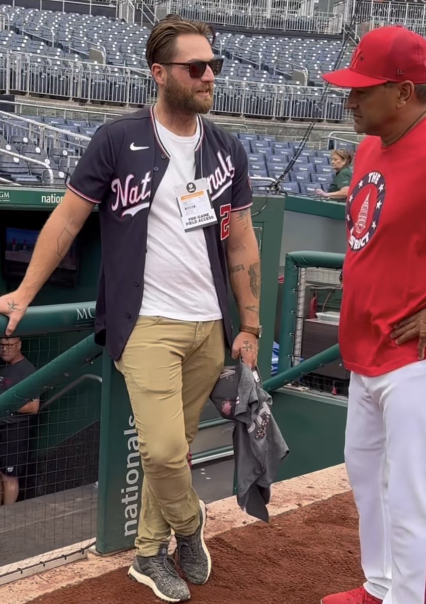 i know i don't go here re: hockey but braden holtby is kind of a meal???