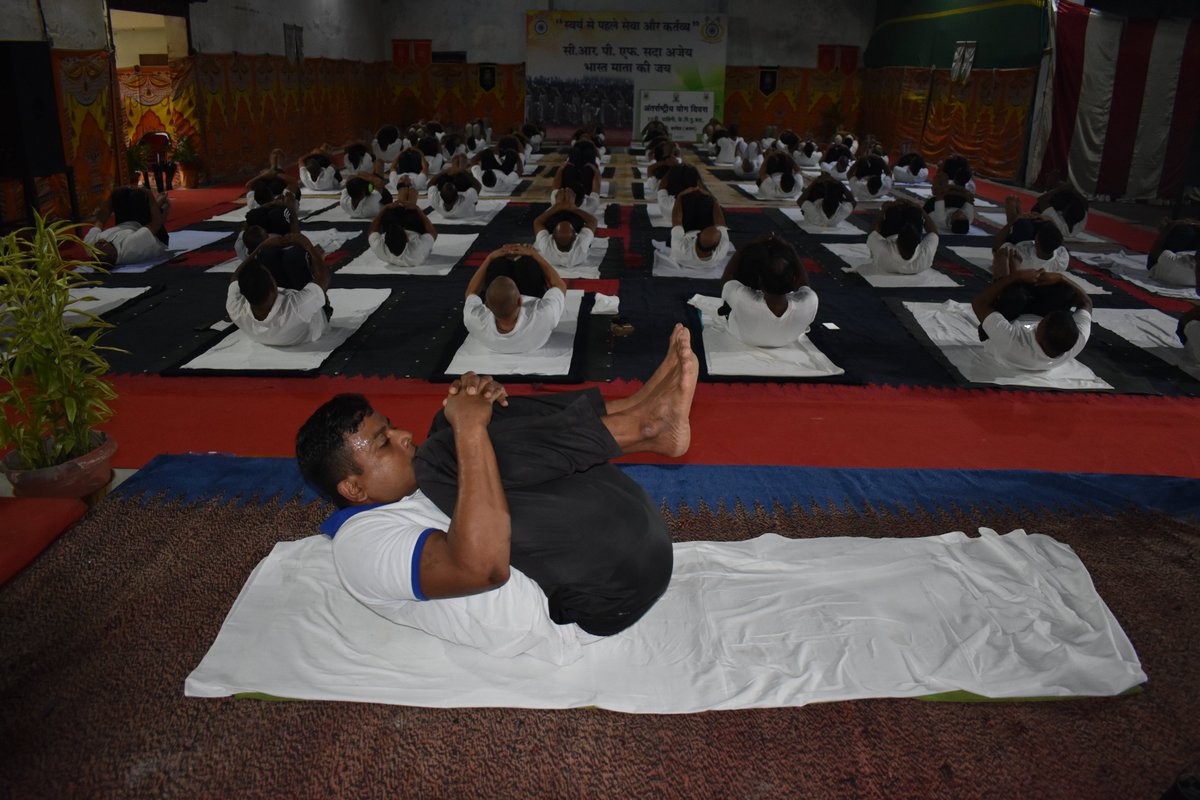 On the occasion of 9th International Yoga, Yoga session was conducted at Unit Hqrs Barpeta & all Ranks of the Unit participated.
#InternationalDayofYoga2023 #𝐘𝐨𝐠𝐚𝐟𝐨𝐫𝐕𝐚𝐬𝐮𝐝𝐡𝐚𝐢𝐯𝐚𝐊𝐮𝐭𝐮𝐦𝐛𝐚𝐤𝐚𝐦