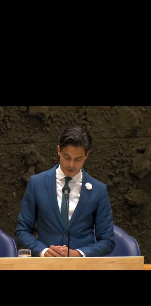 Marijkeblond's tweet photo. Wat zit Robbie Jetten nou toch met een anjer in zijn knoopsgat? Steeds gekker. #robjetten #anjer #klimaat #kabinetmoetweg https://t.co/Q7i2R4NG9K