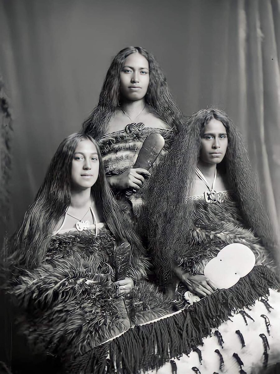 Maori Women, the Indigenous People of New Zealand! Enjoy!  

Year: 1908