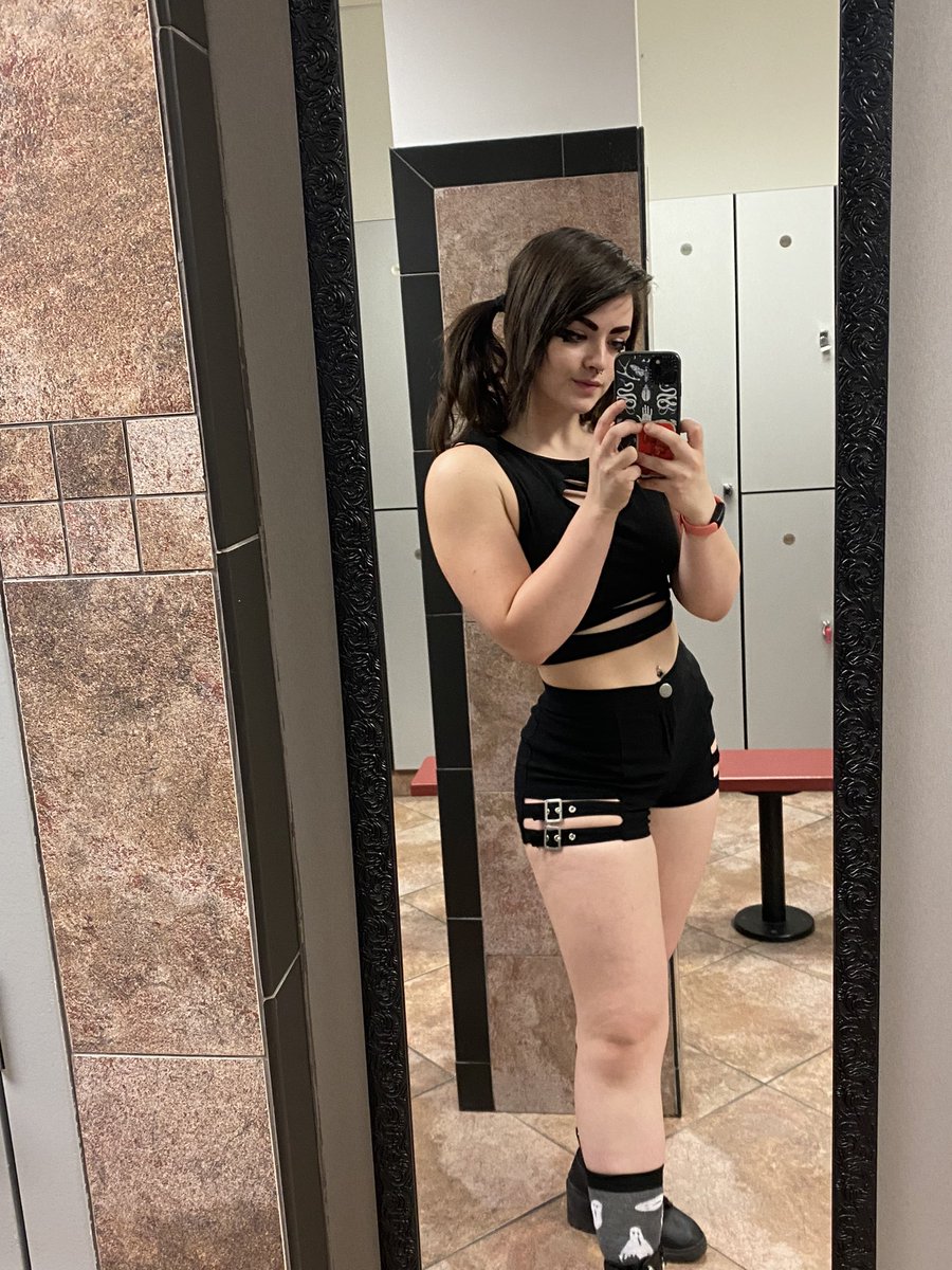 GMCosplay's tweet photo. Aka a fit check #gym #gymgoth #gymgirl https://t.co/7aTvX7eOxS