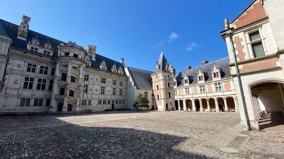 CollegeRecey's tweet photo. 🏰 Découverte du magnifique @chateaudeblois ! Immersion au cœur de la #Renaissance garantie. @DraeacBFC https://t.co/EGQh4jveOL