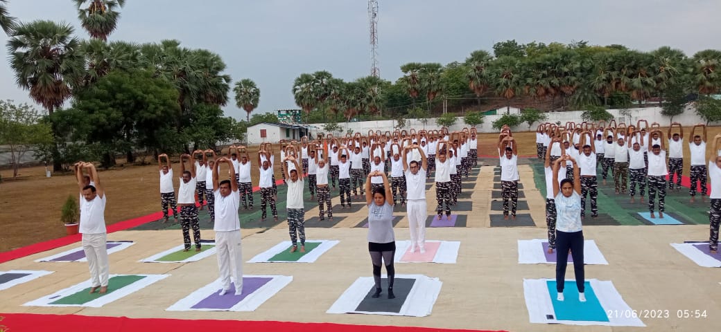 219BNCRPF's tweet photo. Yoga is blessing of our ancestors. A very powerful antidote to stress, pranayama with meditation boosts our concentration. Mass Yoga aasans program organised in 219Bn where families,officers, jawans participated to make it a grand success.
#InternationalDayofYoga 
@cgsectorcrpf https://t.co/YBfLUvZ6k3
