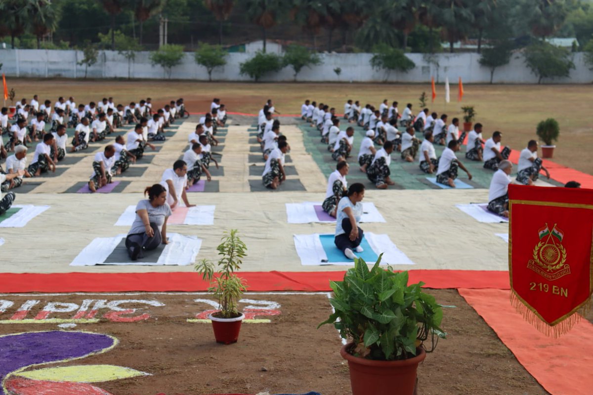 219BNCRPF's tweet photo. Yoga is blessing of our ancestors. A very powerful antidote to stress, pranayama with meditation boosts our concentration. Mass Yoga aasans program organised in 219Bn where families,officers, jawans participated to make it a grand success.
#InternationalDayofYoga 
@cgsectorcrpf https://t.co/YBfLUvZ6k3