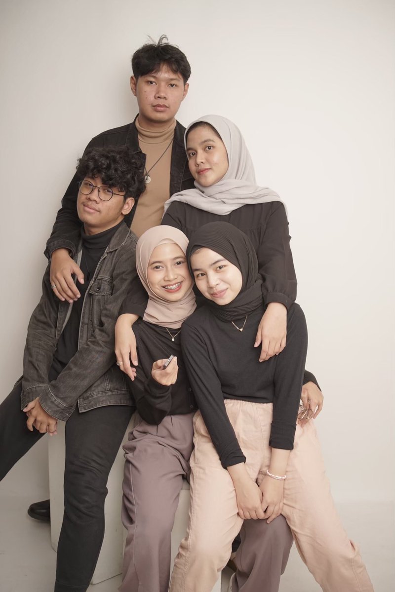 abcdefhb_'s tweet photo. EMS era!🥔🥖🥐🥨🥯😋 hari-hari ujian pas shaum sorenya langsung diajak cabut bukber sama bocil-bocil ikan. h-1 ujian bukannya belajar malah bukber cantik sama scorpie kecintaan 💖 (foto 13 april) https://t.co/uBC8T7lgvz