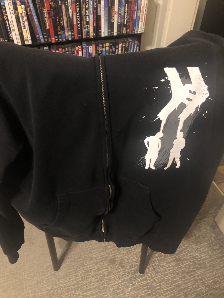 MuppetFart's tweet image. Time to bust out the ol’ hoodie…in June #Welcomeback #PoolFloaties @anthonypadilla @SmoshIan @smosh