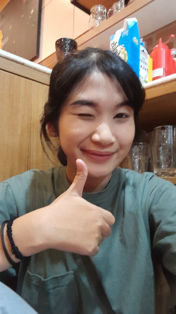koaracansss's tweet photo. Make up kwu ketinggalan di kopwar mana mau mampir dulu ke kampus temen dia TA. https://t.co/BvzjP2goOd