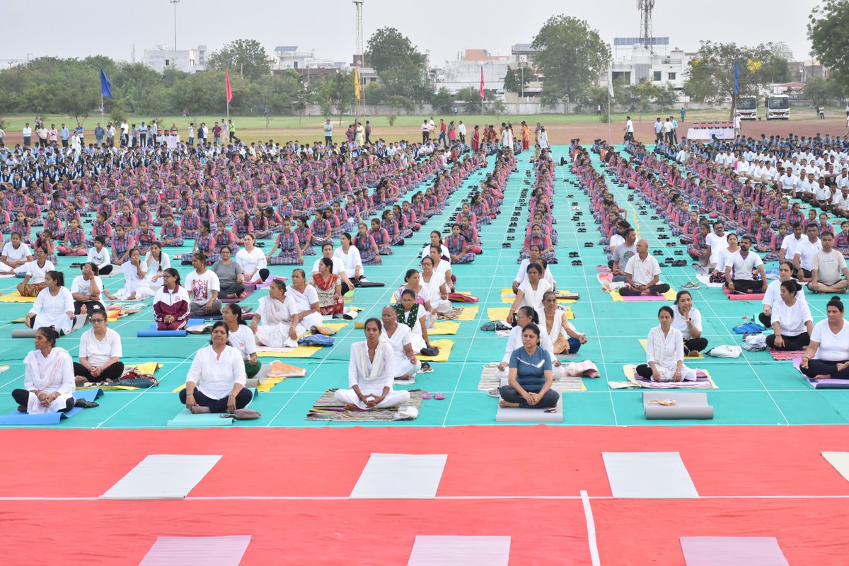 ShardabenPatel's tweet photo. આ અવસરે આરોગ્ય મંત્રી શ્રી @irushikeshpatel, રાજ્યસભાના સાંસદ શ્રી @JugalThakorMP, જિલ્લા પંચાયત પ્રમુખશ્રી પ્રહલાદભાઈ પરમાર,ધારાસભ્યશ્રીઓ, સહિત મહાનુભાવો અને નગરજનો ઉપસ્થિત રહ્યા હતા.
#9yearsofseva #SamparkSeSamarthan #vikastirth #yoga https://t.co/NYcIpeRl06