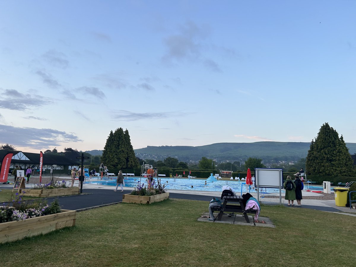 pooleodyssey's tweet photo. @Hudsonweather Ilkley lido 4.46am https://t.co/Dk1DB1pzBk