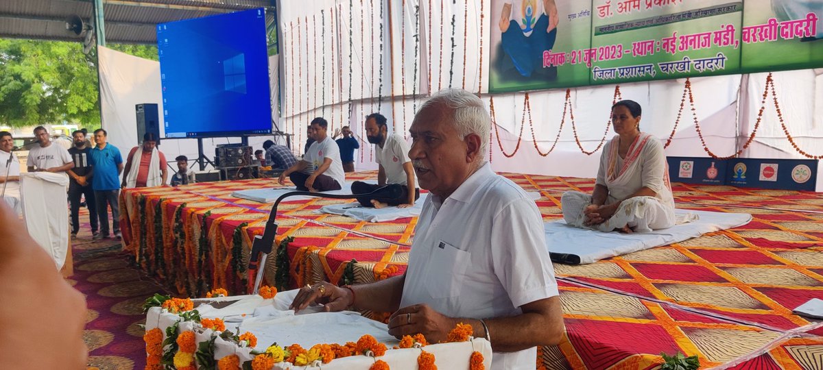 deewarkhushioki's tweet photo. @mlkhattar  @cmo
चरखी दादरी
अंतर्राष्ट्रीय योग दिवस पर जिला स्तरीय कार्यक्रम में सामाजिक न्याय मंत्री ओम प्रकाश यादव पहुंचे।
नई अनाज मंडी में मनाया जा रहा है जिला स्तरीय योग दिवस।
, डीसी प्रीति सहित अनेक प्रशासनिक अधिकारी भी मौके पर मौजूद। https://t.co/LaQvj4Ejul