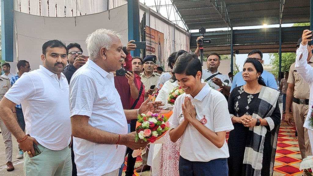 deewarkhushioki's tweet photo. @mlkhattar  @cmo
चरखी दादरी
अंतर्राष्ट्रीय योग दिवस पर जिला स्तरीय कार्यक्रम में सामाजिक न्याय मंत्री ओम प्रकाश यादव पहुंचे।
नई अनाज मंडी में मनाया जा रहा है जिला स्तरीय योग दिवस।
, डीसी प्रीति सहित अनेक प्रशासनिक अधिकारी भी मौके पर मौजूद। https://t.co/LaQvj4Ejul
