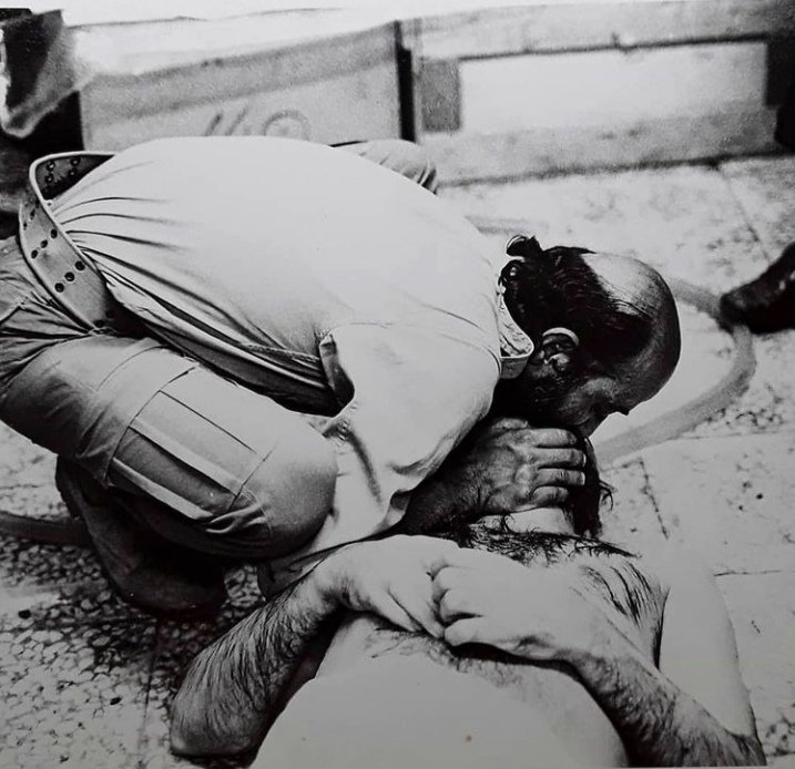 اینجا معراج شهدای تهران و شبانگاه اول تیرماه سال ۱۳۶۰ است و پیکر مطهر شهید چمران بعد از غسل که آماده کفن کردن است. آخرین وداع مهدی چمران با برادرش را می‌بینید.
#شهید_چمران
#استاد_مقاومت