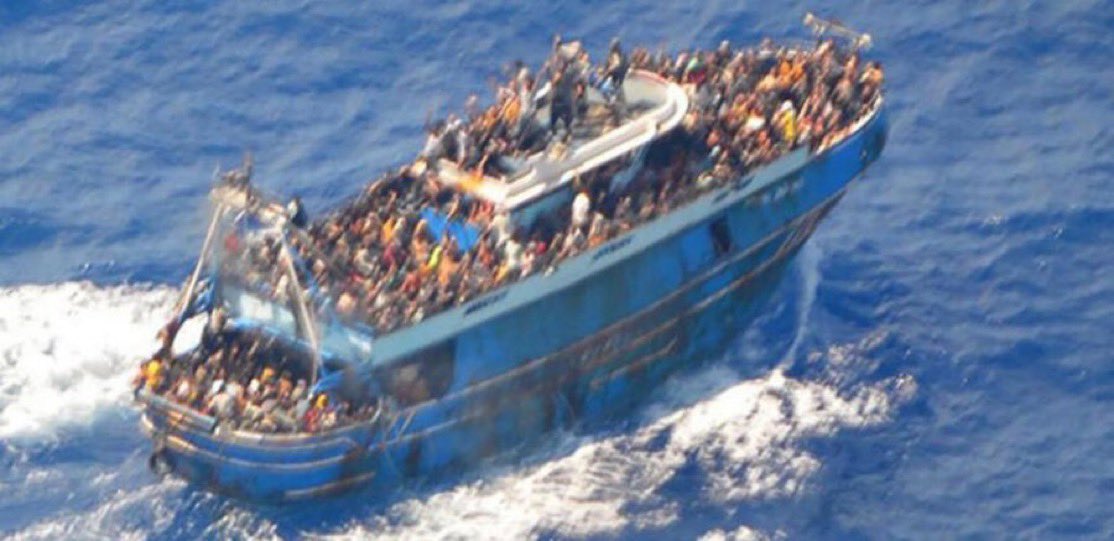 Devinez laquelle des deux embarcations naufragées émeut les plus le monde ?