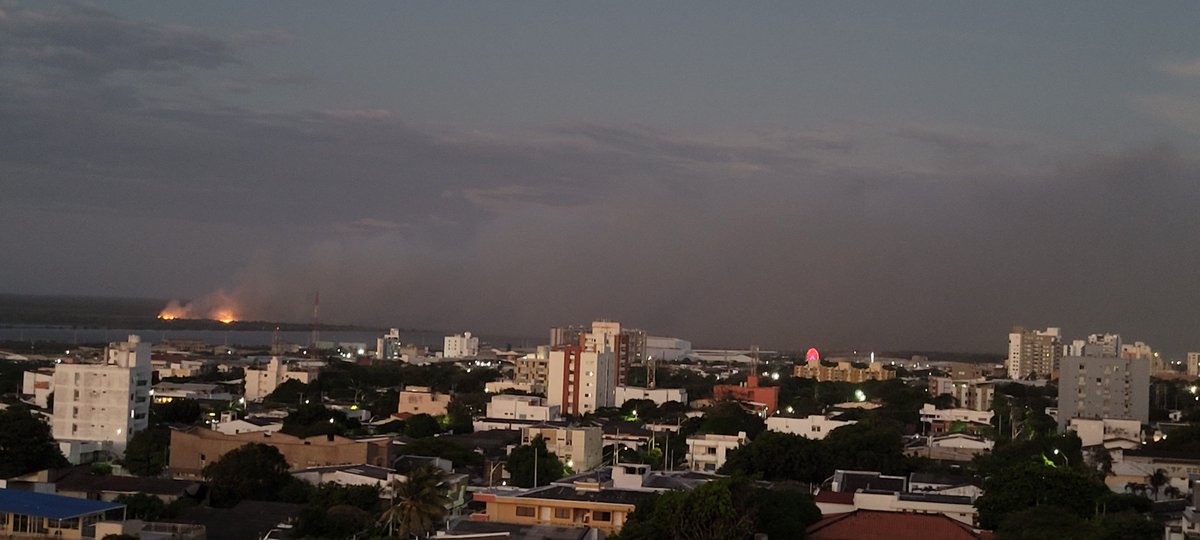 andypp24's tweet photo. @zonacero Van muchas horas y el incendio nada que baja. https://t.co/VnETIhjuF2