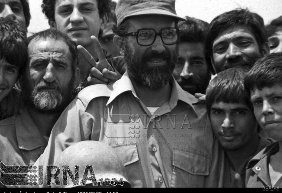 در جریان جنگ ایران و عراق، وی یکی از فرماندهان ایران بود. چمران با شروع جنگ، به اهواز رفت و ستاد جنگ‌های نامنظم را بنیان‌گذاری کرد. از دیگر کارهای مهم وی ایجاد هماهنگی بین نیروهای ارتش، سپاه و نیروهای داوطلب مردمی بود که در منطقه حضور داشتند.#شهید_چمران
#استاد_مقاومت