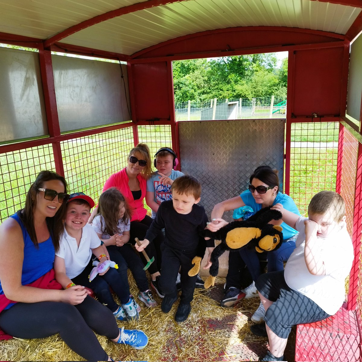 GBhreifne's tweet image. Bhí turas scoile iontach ag Naíonáin bheaga, sonas agus Tír na nÓg inné
. Gabhaimid buíochas chuig Killinkere pet farm.. Thaitin an lá go mór linn.
#petfarm #turasscoile