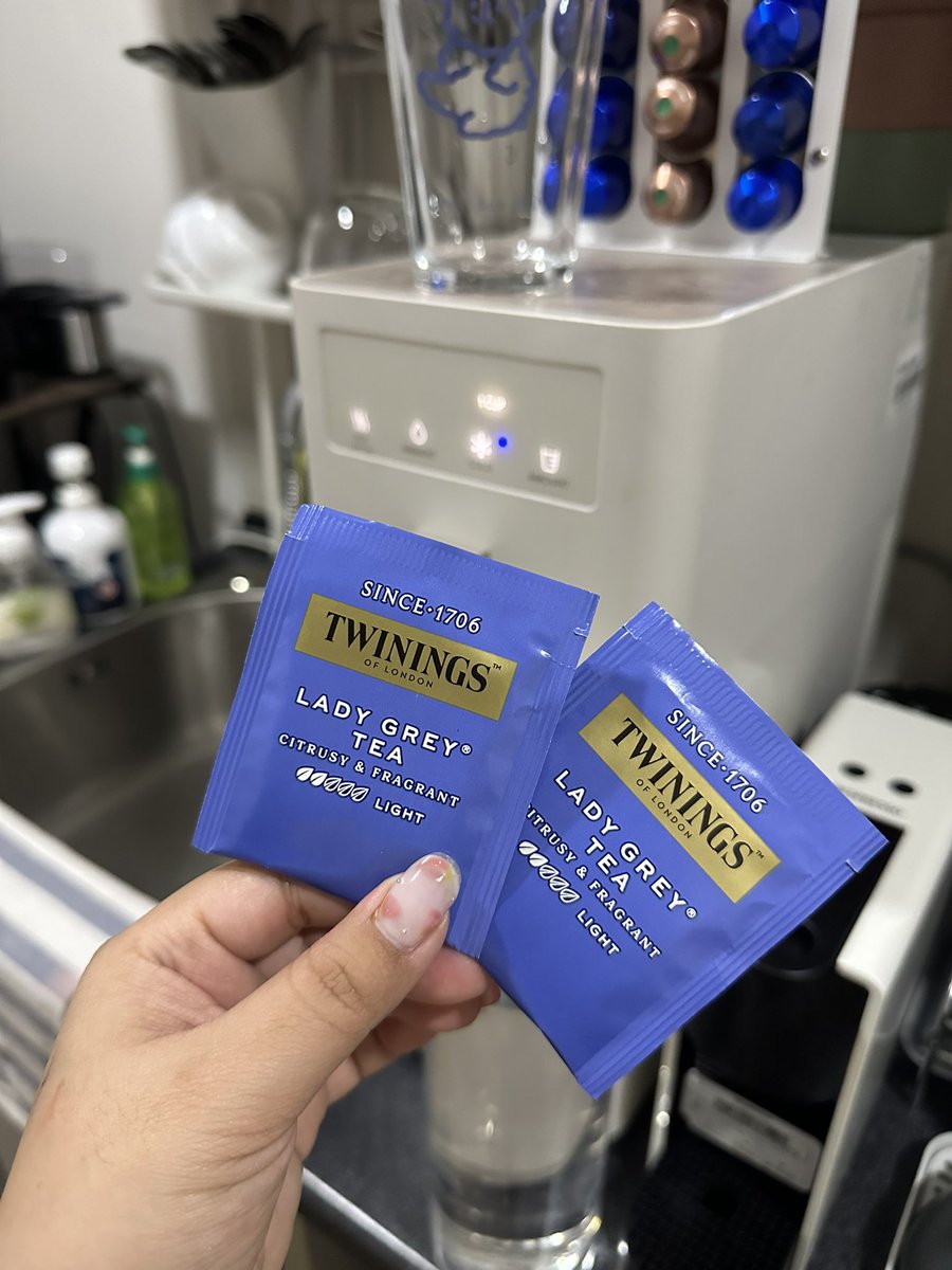 hbker07's tweet photo. มาาาาา เห็นคนรีวิวกันว่า lady grey มีความคล้ายชาอาฟเตอร์ยูที่สุด เราก็ลองสิ รออะไร55555555555555555555555555555555555 อิดอก หอมมาก กินแบบเย็นคืออร่อยมากๆ ทั้งสีและกลิ่นมีความคล้ายจริง ชอบเลย ทั้งหอมและสดชื่น ไม่แปลกใจ���ำไมเป็นตัวที่ขายดีมาก เอะอะของหมด เติมของทีก็หมดอีก 🥺 https://t.co/7fS358ksVa