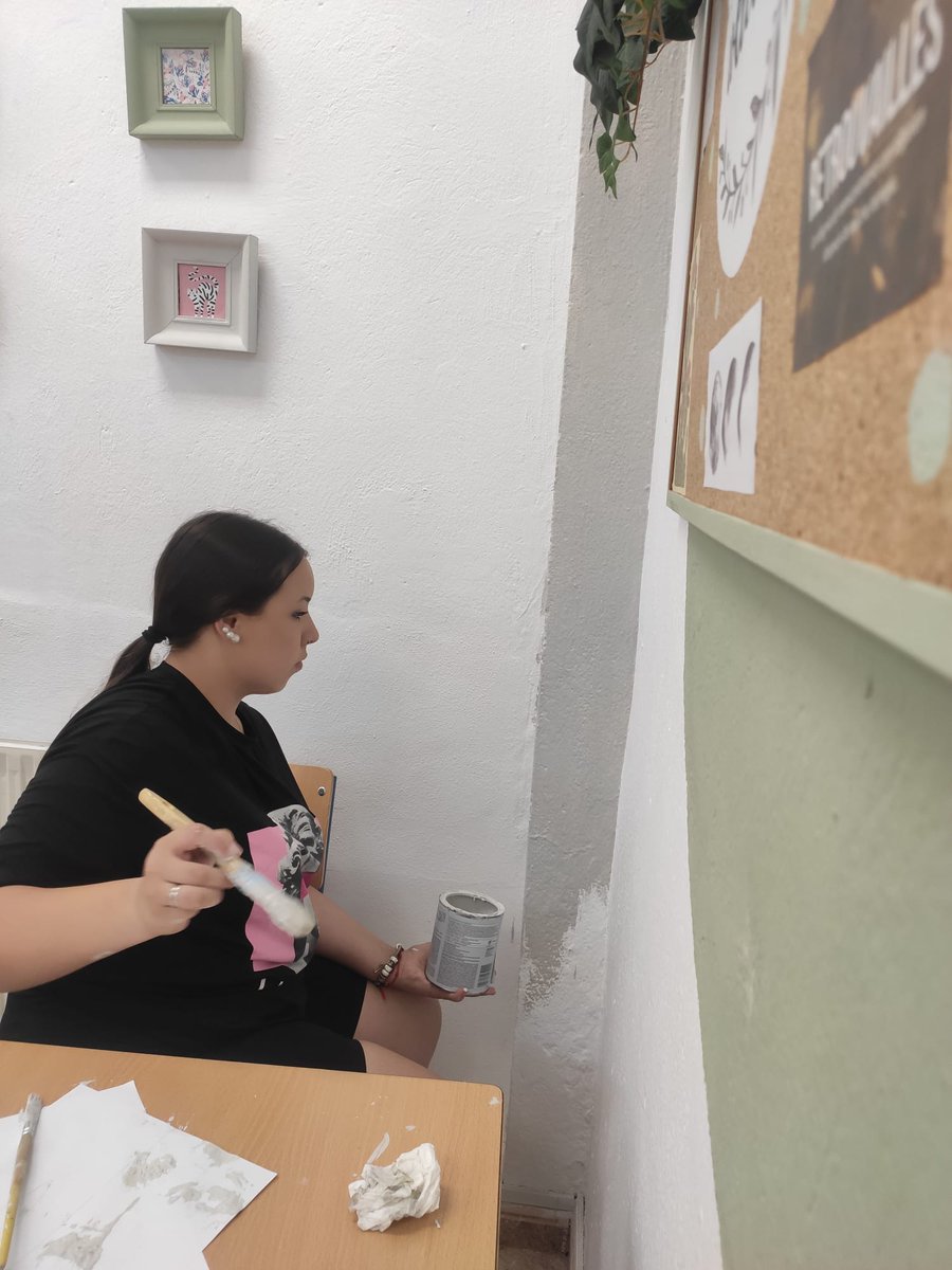 IESSanAlvaro's tweet photo. Este final de curso continuamos con la decoración del aula de Educación Plástica y Audiovisual 🎨👨‍🎨👩‍🎨🖌️
#ElEspacioImporta https://t.co/i4NfAjTWah