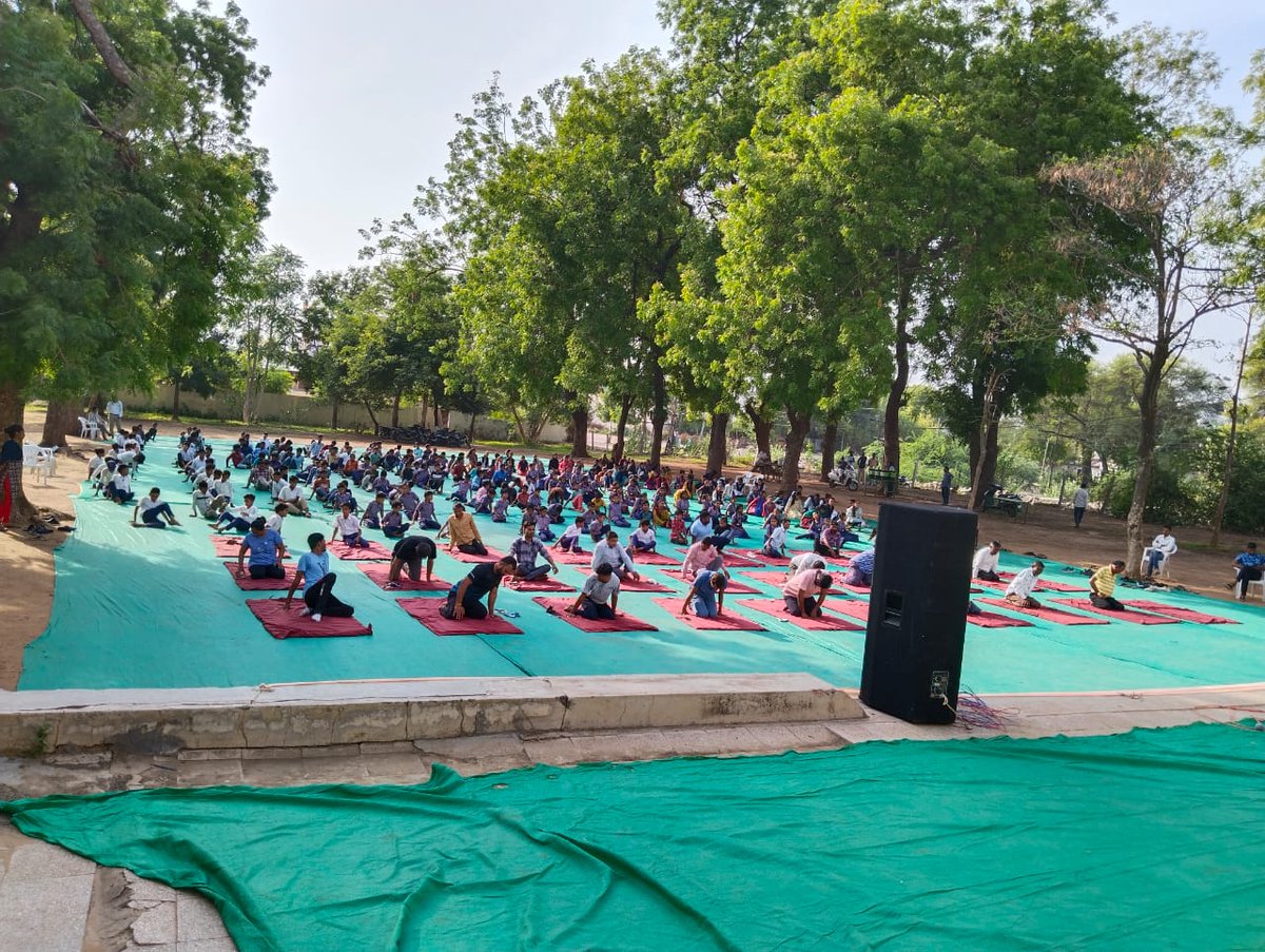 npKanjari2's tweet photo. વિશ્વ યોગ દિવસ ૨૦૨૩ ના ભાગરૂપે આજ રોજ કણજરી નગરપાલિકા કક્ષાનો યોગ દિવસ ની ઉજવણી મહાત્મા ગાંધી વિદ્યાલય ખાતે કરવામાં આવી 
@AhmedabadRcm 
@collectorkheda https://t.co/zc3OBuSvoC