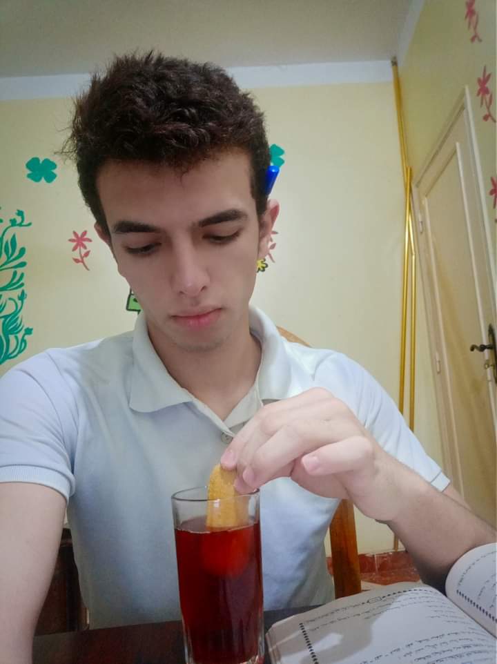 انا بنبهر براحة البال اللي كانت عندي ليلة امتحان العربي من- اربع سنين- " خلصت ع نص كيلو بسكويت وبيتيفور " 
وكمان صبح امتحان الفيزياء قولت ل امي تعملي كباب حلة عالفطار ،
ودلوقتي عندي امتحان بكره وبفكر ادخل أحمر اللحمه اللي باقية من العشا