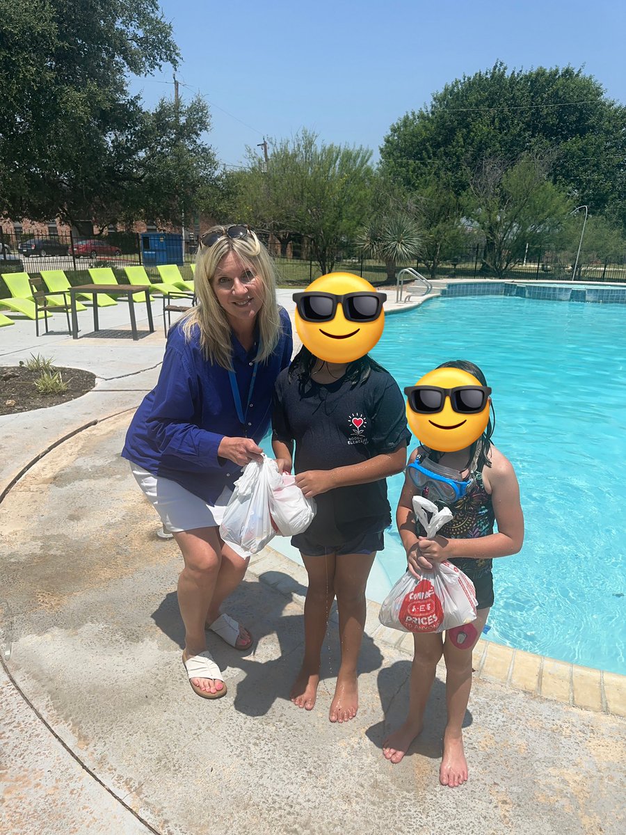 GerrieGerri's tweet photo. Enjoyed building a relationship with one of our near and dear communities today!  Loved getting the chance to share snacks with some of our students at the pool enjoying the HOT summer day! 💙💛 #BetheWE #WeLeadTX @WEcounselors @WoodridgeElem https://t.co/1tJbljRmgM