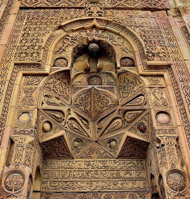 Divriği Mucizesi🌿

1229 yılında Anadolu Selçukluları ve Mengücek Atabeyliği döneminde Sivas Divriği'de yaptırılan Divriği Ulu Camii ve Darüşşifası; 

Üç boyutlu taş bezemeleri, motiflerinin özgünlüğü ve heykelsi görünümüyle Anadolu'nun yüzük taşı, mucizevi bir sanat eseri.
++