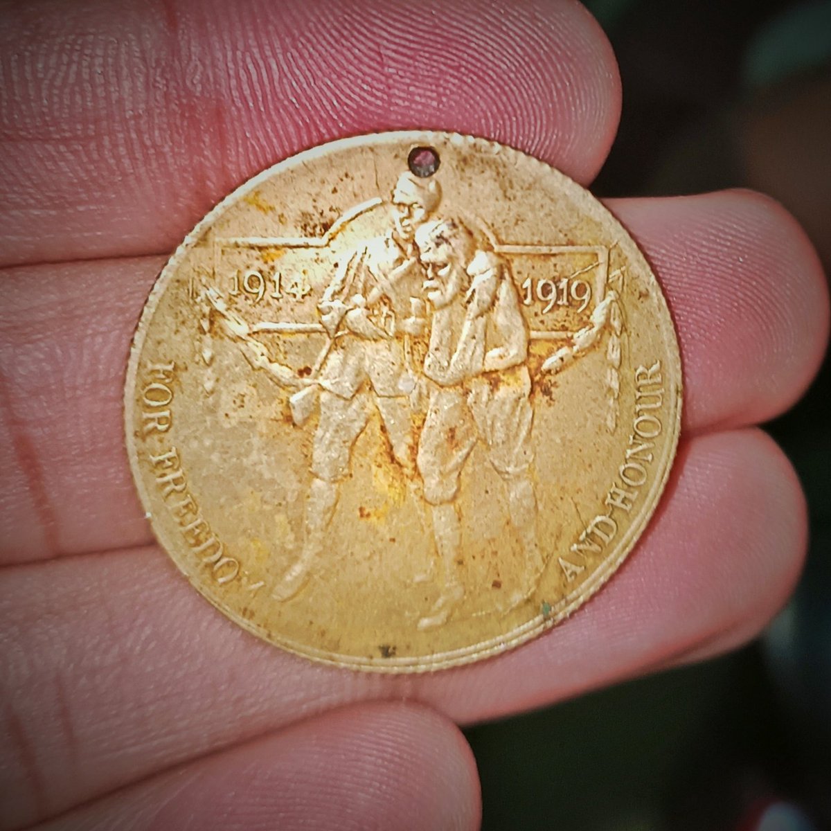 A medal awarded by the British King George V to medical doctors  in 1919 after WW1.