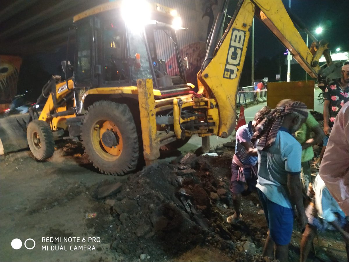 AspRaja's tweet photo. அம்பத்தூர் டெலிபோன் எக்சேஞ்ச் அருகே தேசிய நெடுஞ்சாலையின் பக்கவாட்டுப் பகுதியில் மின்சார கேபிள் பதிக்கும் பணிக்காக தோண்டப்படும் பள்ளங்கள் மீண்டும் , வாகனங்கள் பயணிக்க ஏதுவாக சரி செய்யப்படுமா? பட்டரவாக்கம் பகுதியில் இயங்கும் தனியார் (ஆளுங்கட்சி முக்கிய புள்ளியின்) தொழிற்சாலைக்கு https://t.co/qGhRcO724X