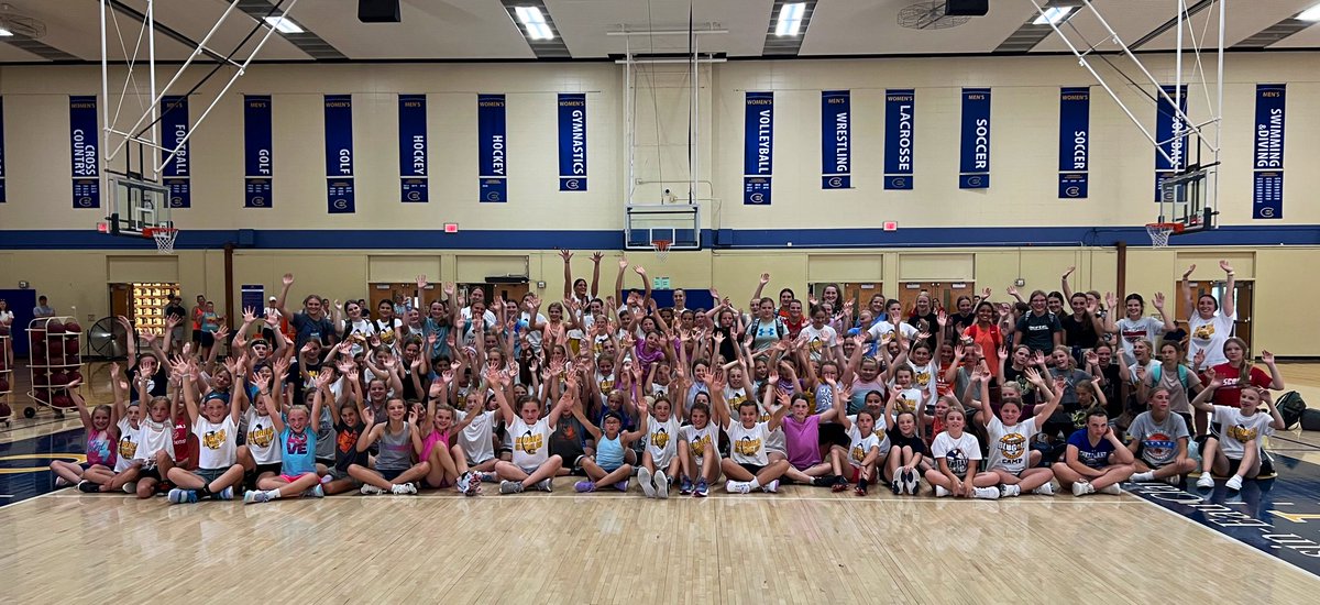 UWECWBB's tweet photo. Another great day of camp! Over 140 campers working on their offensive skills and becoming better leaders! #PrettyGoodIsPrettyBad
#AttentionToDetail https://t.co/uGqMenYolM