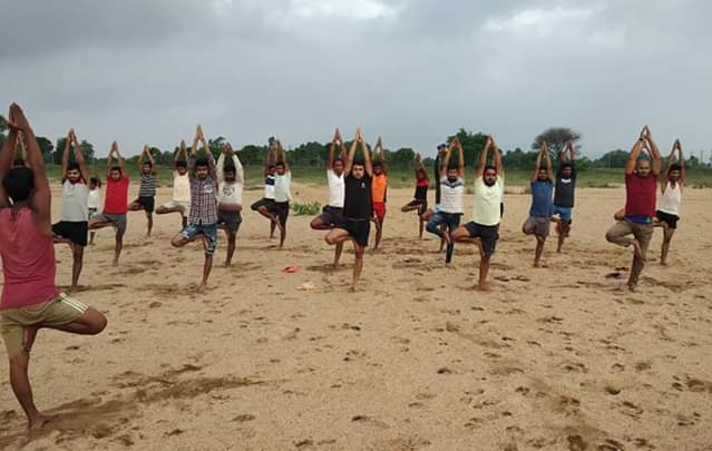 व्यायामात् लभते स्वास्थ्यम्,
दीर्घ आयुष्यम् बलम् सुखम्।
आरोग्यम् परमम् भाग्यम्,
स्वास्थ्यम् सर्वार्थ साधनम् ॥

9वें अंतर्राष्ट्रीय योग दिवस की हार्दिक शुभकामनाएं।

#InternationalDayofYoga2023
