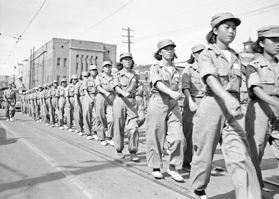 1950년 9월 12일,  부산
훈련을 받고 병사들과 합류할 
한국의 WAC(육군 여군 부대)
Gene Herreck / AP #한국전쟁