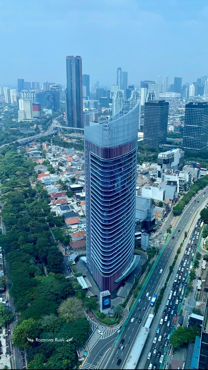 Greetings from the 56th floor.😍💙

#jakarta #architecture #archidaily #architectural #buildings #sky #cityscape #business #architecturephotography