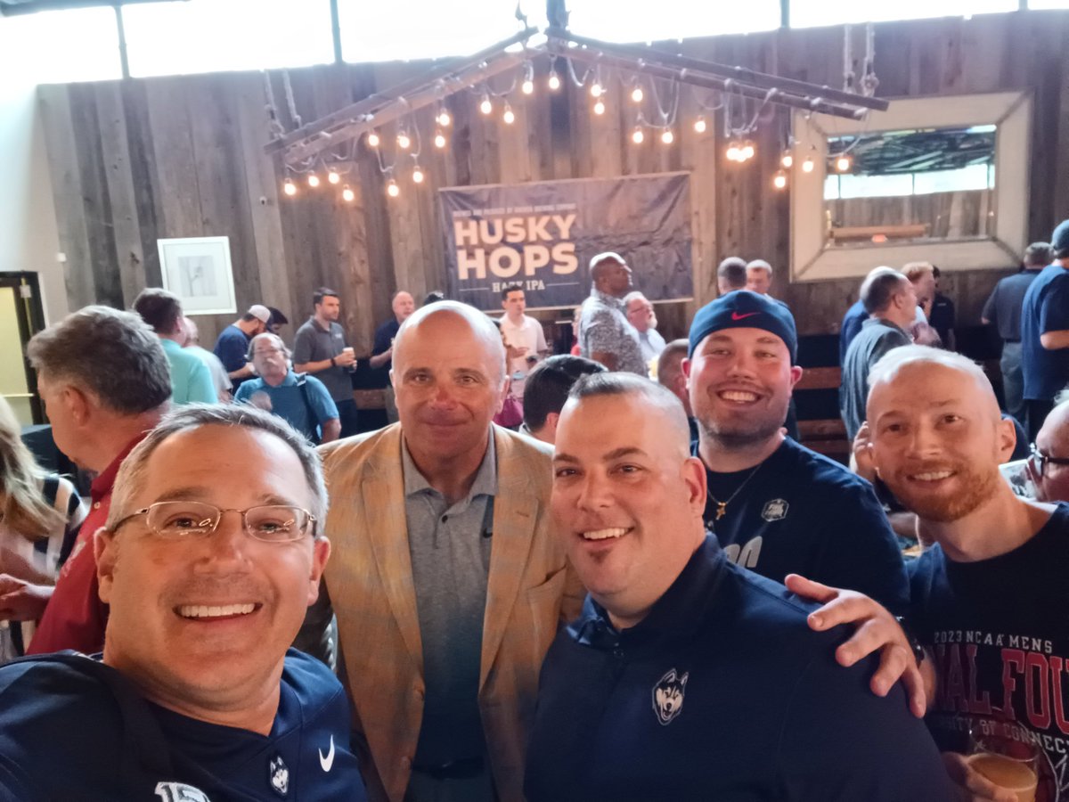 Great time at @KinsmenBrewing for the 2023 Coaches Road Show with the BEST athletic department in the country with some of my best buds!!! We truly are a family!! Let's go #HU5KIES!!! #UConnNation @Big12Conference @brettyormark #WeBelieve !!! 🏈🏀⚾️🏒🏃‍♂️