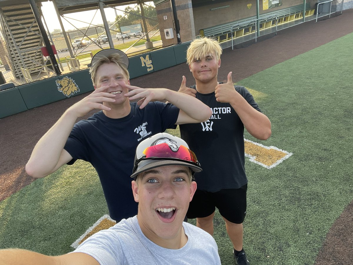 Went out to visit <a href="/MWMustangs18u/">Midwest Mustangs</a> today and my phone was hacked with a selfie by a couple of dudes 😂

They also let me take a couple cracks, don’t know why though 😅. May or May not post the swings 🤷🏻‍♂️

<a href="/BeshoreCade/">Cade Beshore</a> <a href="/_walker_4/">Walker Sweet</a>
