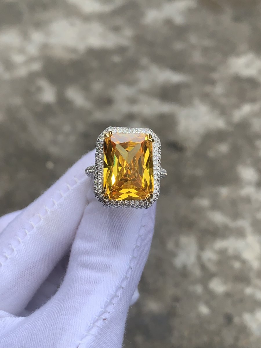 Buy 20ct Halo Radiant Cut Yellow Sapphire Engagement Ring for Women at #sayablingjewelry
Shop here sayabling.com/23ct-halo-radi…

#jewelry #silverjewelry #handmadejewelry #finejewelry #silverring #engagementring #yellowsapphire #haloring #fashion #giftsforher #giftsforwife #giftsformom