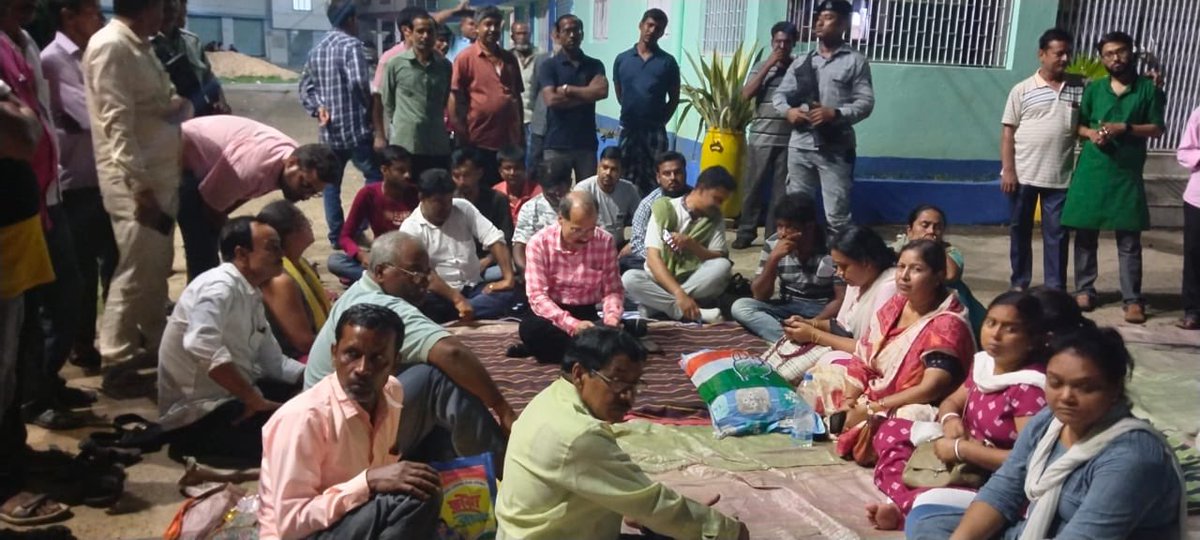 INCWestBengal's tweet photo. To restore #Democracy in #WB, leader of the largest opposition at #LokSabha & @INCWestBengal President @adhirrcinc sat through the entire night for #Satyagraha in front of #BDO office at #Barwan, #Murshidabad.
@INCIndia @kharge @RahulGandhi @Jairam_Ramesh @SupriyaShrinate @ANI https://t.co/qog9Tipfej