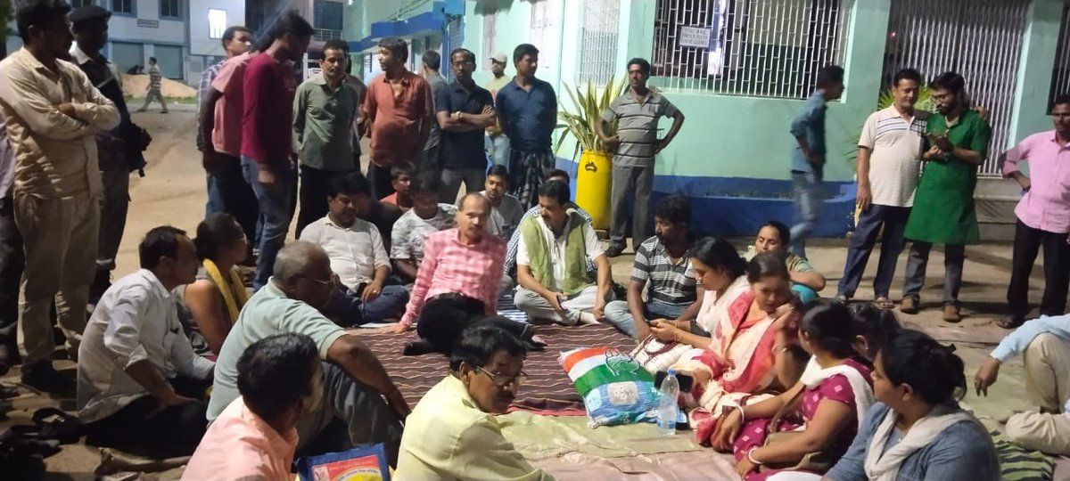 INCWestBengal's tweet photo. To restore #Democracy in #WB, leader of the largest opposition at #LokSabha & @INCWestBengal President @adhirrcinc sat through the entire night for #Satyagraha in front of #BDO office at #Barwan, #Murshidabad.
@INCIndia @kharge @RahulGandhi @Jairam_Ramesh @SupriyaShrinate @ANI https://t.co/qog9Tipfej